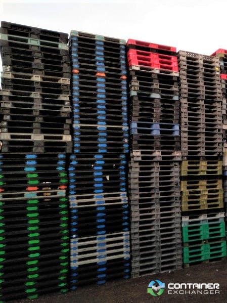 Plastic Pallets For Sale: Used 56x44x4.5 Orbis Stackable Plastic Pallets In Ontario - image 1
