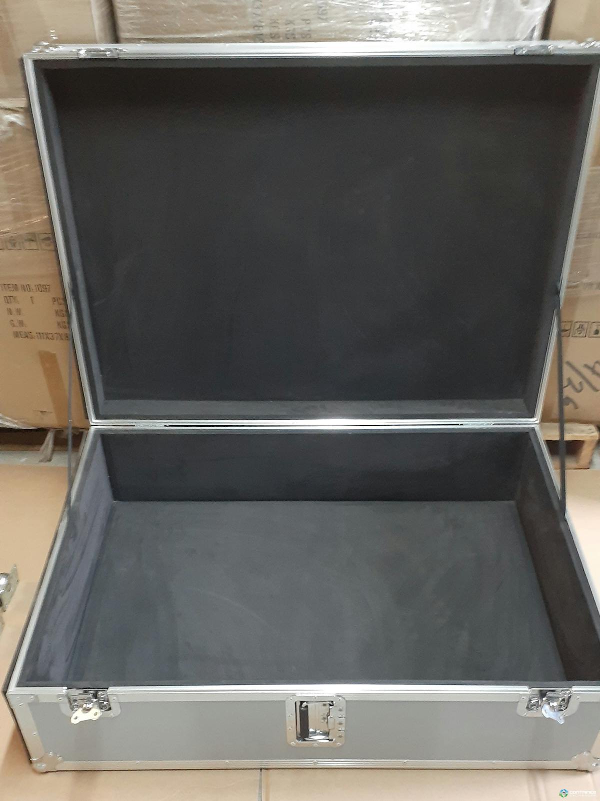 Wood Crates For Sale: New 43x31x13 Felt Lined Silver Cases with  Wheels New York In New York - image 2